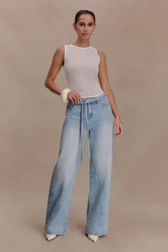 Vaqueros Perrie de talle medio y corte recto con cinturón – Azul claro lavado Vaqueros Perrie de talle medio y corte recto con cinturón – Azul claro lavado