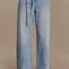 Vaqueros Perrie de talle medio y corte recto con cinturón – Azul claro lavado Vaqueros Perrie de talle medio y corte recto con cinturón – Azul claro lavado