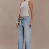 Vaqueros Perrie de talle medio y corte recto con cinturón – Azul claro lavado Vaqueros Perrie de talle medio y corte recto con cinturón – Azul claro lavado