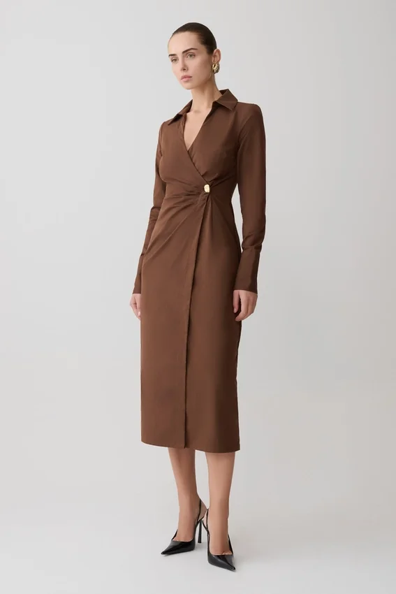Vestido camisero asimétrico Mikaila – Chocolate oscuro Vestido camisero asimétrico Mikaila – Chocolate oscuro
