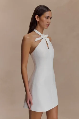 Vestido con lazo y cuello halter Freya – Marfil