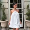 Vestido de algodón con cuello halter y abertura en forma de ojo de cerradura Sonja – Blanco Vestido de algodón con cuello halter y abertura en forma de ojo de cerradura Sonja – Blanco