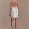 Vestido de algodón con cuello halter y abertura en forma de ojo de cerradura Sonja – Blanco Vestido de algodón con cuello halter y abertura en forma de ojo de cerradura Sonja – Blanco
