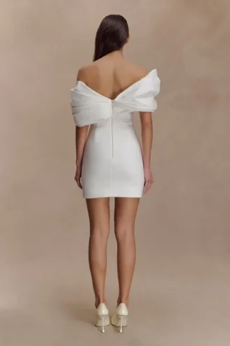 Vestido de crepé con hombros descubiertos Aphrodite – Marfil