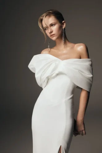 Vestido de crepé con hombros descubiertos Aphrodite – Marfil