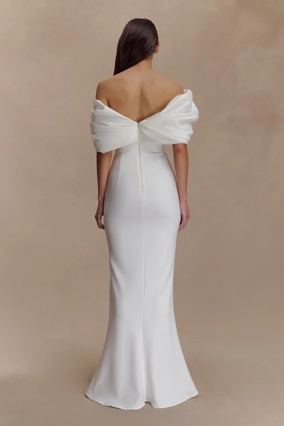Vestido de crepé con hombros descubiertos Aphrodite – Marfil Vestido de crepé con hombros descubiertos Aphrodite – Marfil