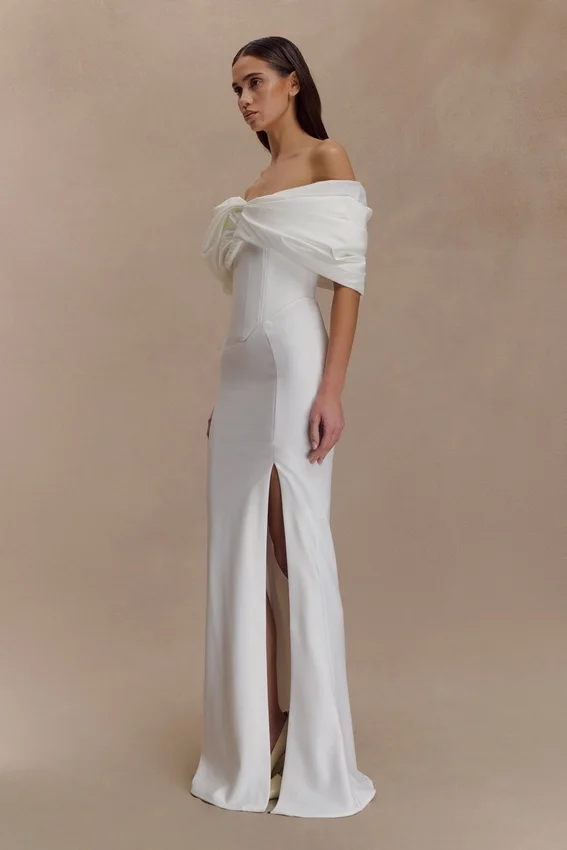 Vestido de crepé con hombros descubiertos Aphrodite – Marfil Vestido de crepé con hombros descubiertos Aphrodite – Marfil