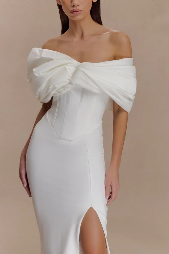 Vestido de crepé con hombros descubiertos Aphrodite – Marfil Vestido de crepé con hombros descubiertos Aphrodite – Marfil