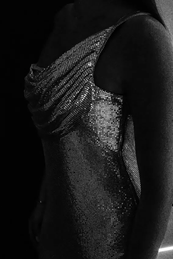 Vestido de malla brillante de un solo hombro Lyle – Plata Vestido de malla brillante de un solo hombro Lyle – Plata