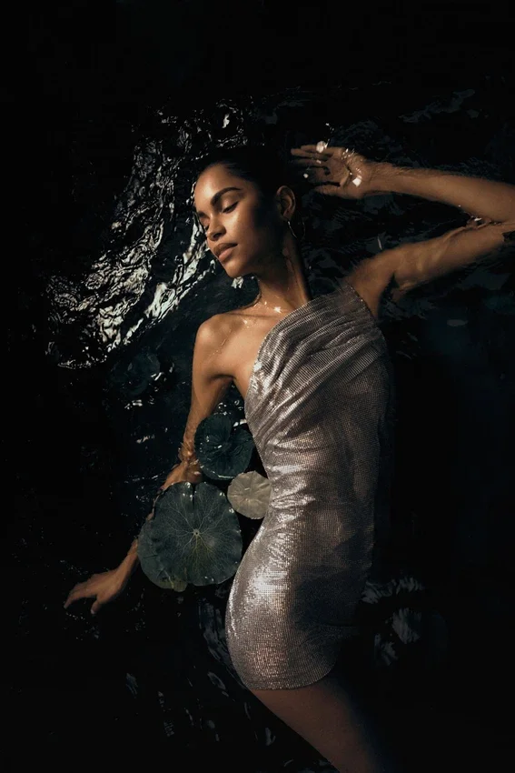 Vestido de malla brillante de un solo hombro Lyle – Plata Vestido de malla brillante de un solo hombro Lyle – Plata