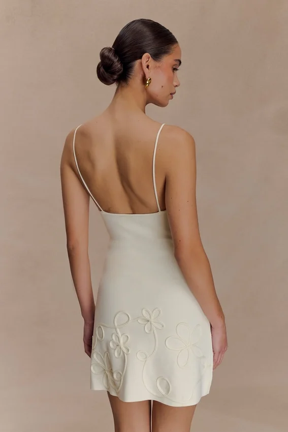 Vestido de punto bordado Brullo – Marfil Vestido de punto bordado Brullo – Marfil