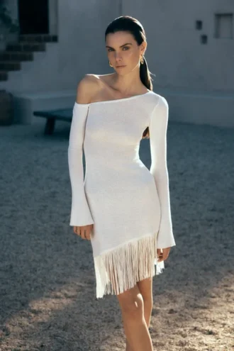 Vestido de punto con hombros descubiertos y flecos Kayden – Marfil