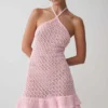 Vestido de punto de ganchillo Carrisa – Rosa bebé Vestido de punto de ganchillo Carrisa – Rosa bebé