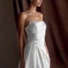Vestido de satén sin tirantes Lora – Blanco Vestido de satén sin tirantes Lora – Blanco