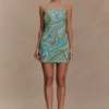 Vestido Eloise con pedrería cosida a mano – Estampado azul en espiral Vestido Eloise con pedrería cosida a mano – Estampado azul en espiral