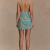 Vestido Eloise con pedrería cosida a mano – Estampado azul en espiral Vestido Eloise con pedrería cosida a mano – Estampado azul en espiral