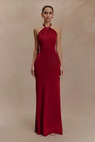 Vestido largo ajustado con cuello halter Elyna – Rojo intenso