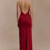 Vestido largo ajustado con cuello halter Elyna – Rojo intenso Vestido largo ajustado con cuello halter Elyna – Rojo intenso