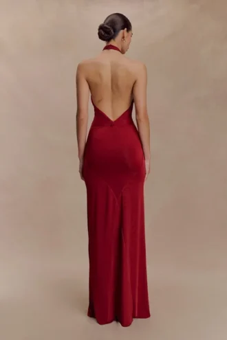 Vestido largo ajustado con cuello halter Elyna – Rojo intenso