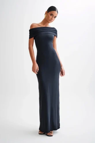 Vestido largo ajustado con hombros descubiertos Cassandra – Negro
