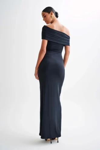 Vestido largo ajustado con hombros descubiertos Cassandra – Negro