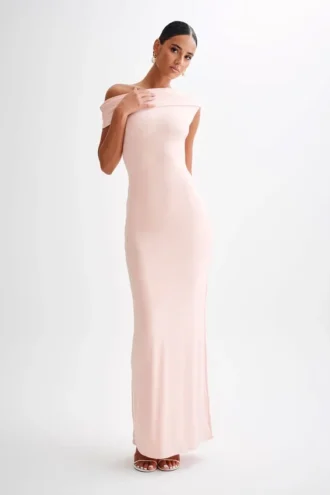 Vestido largo ajustado con hombros descubiertos Cassandra – Rosa pálido
