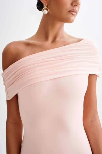 Vestido largo ajustado con hombros descubiertos Cassandra – Rosa pálido