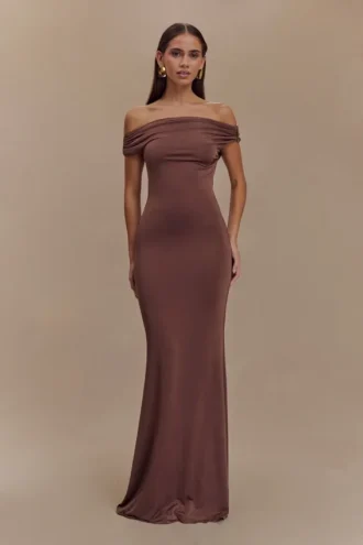 Vestido largo ajustado Kinsley con detalles metálicos – Chocolate