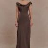 Vestido largo Ashley de encaje y satén con cuello drapeado – Moca Vestido largo Ashley de encaje y satén con cuello drapeado – Moca