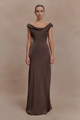Vestido largo Ashley de encaje y satén con cuello drapeado – Moca