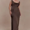 Vestido largo Ashley de encaje y satén con cuello drapeado – Moca Vestido largo Ashley de encaje y satén con cuello drapeado – Moca