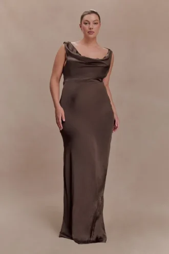 Vestido largo Ashley de encaje y satén con cuello drapeado – Moca