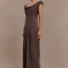Vestido largo Ashley de encaje y satén con cuello drapeado – Moca Vestido largo Ashley de encaje y satén con cuello drapeado – Moca