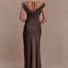 Vestido largo Ashley de encaje y satén con cuello drapeado – Moca Vestido largo Ashley de encaje y satén con cuello drapeado – Moca