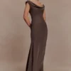 Vestido largo Ashley de encaje y satén con cuello drapeado – Moca Vestido largo Ashley de encaje y satén con cuello drapeado – Moca