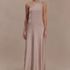 Vestido largo asimétrico de satén Lyla – Bronce topo Vestido largo asimétrico de satén Lyla – Bronce topo
