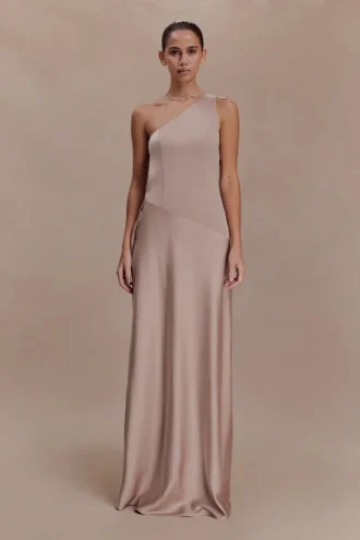 Vestido largo asimétrico de satén Lyla – Bronce topo