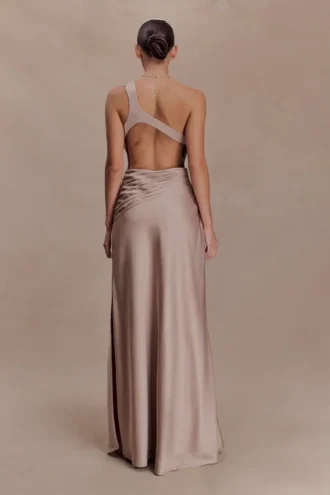 Vestido largo asimétrico de satén Lyla – Bronce topo