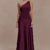 Vestido largo asimétrico de satén Lyla – Ciruela Vestido largo asimétrico de satén Lyla – Ciruela