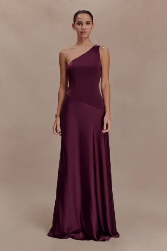 Vestido largo asimétrico de satén Lyla – Ciruela