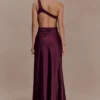 Vestido largo asimétrico de satén Lyla – Ciruela Vestido largo asimétrico de satén Lyla – Ciruela