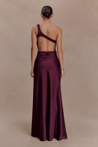 Vestido largo asimétrico de satén Lyla – Ciruela
