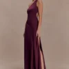 Vestido largo asimétrico de satén Lyla – Ciruela Vestido largo asimétrico de satén Lyla – Ciruela
