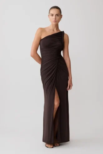 Vestido largo asimétrico de un solo hombro Ryn – Chocolate oscuro