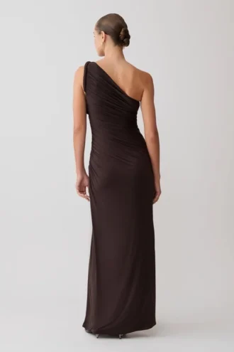 Vestido largo asimétrico de un solo hombro Ryn – Chocolate oscuro
