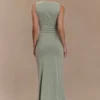 Vestido largo Beck con escote pronunciado y detalles florales – Basil