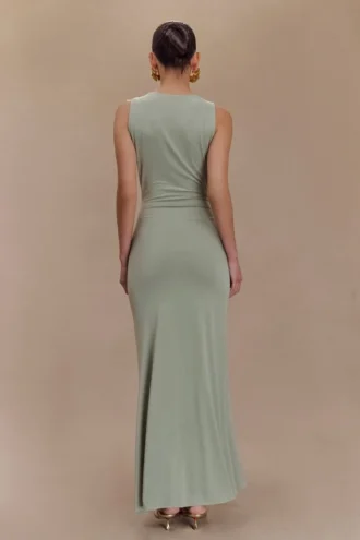 Vestido largo Beck con escote pronunciado y detalles florales – Basil