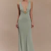 Vestido largo Beck con escote pronunciado y detalles florales – Basil