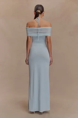 Vestido largo Bernadina con cuello halter de malla y tejido elástico – Azul pálido