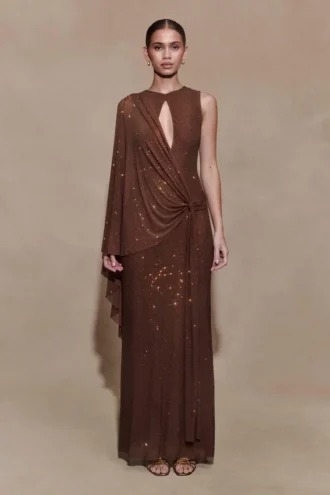 Vestido largo con capa Bakari Diamante – Chocolate